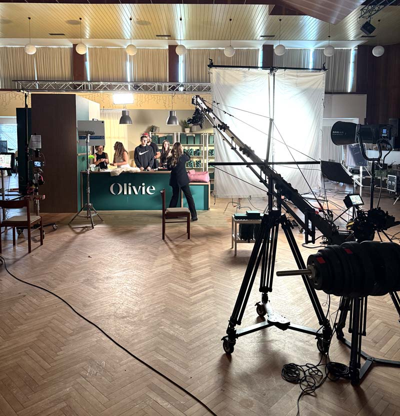 Záběr z placu s jeřábem